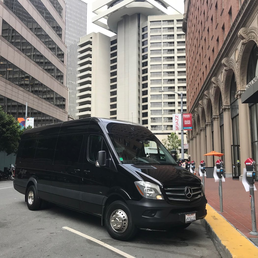USA LIMO Professional Black Car Service 3