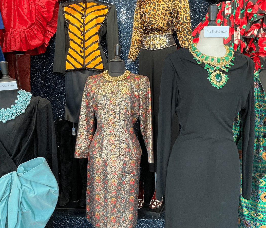 Chez Sarah "Vêtements & Accessoires Anciens et de Luxe" 3