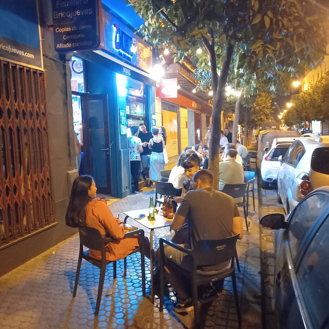 2 MONOS BAR & COCTELERIA 2