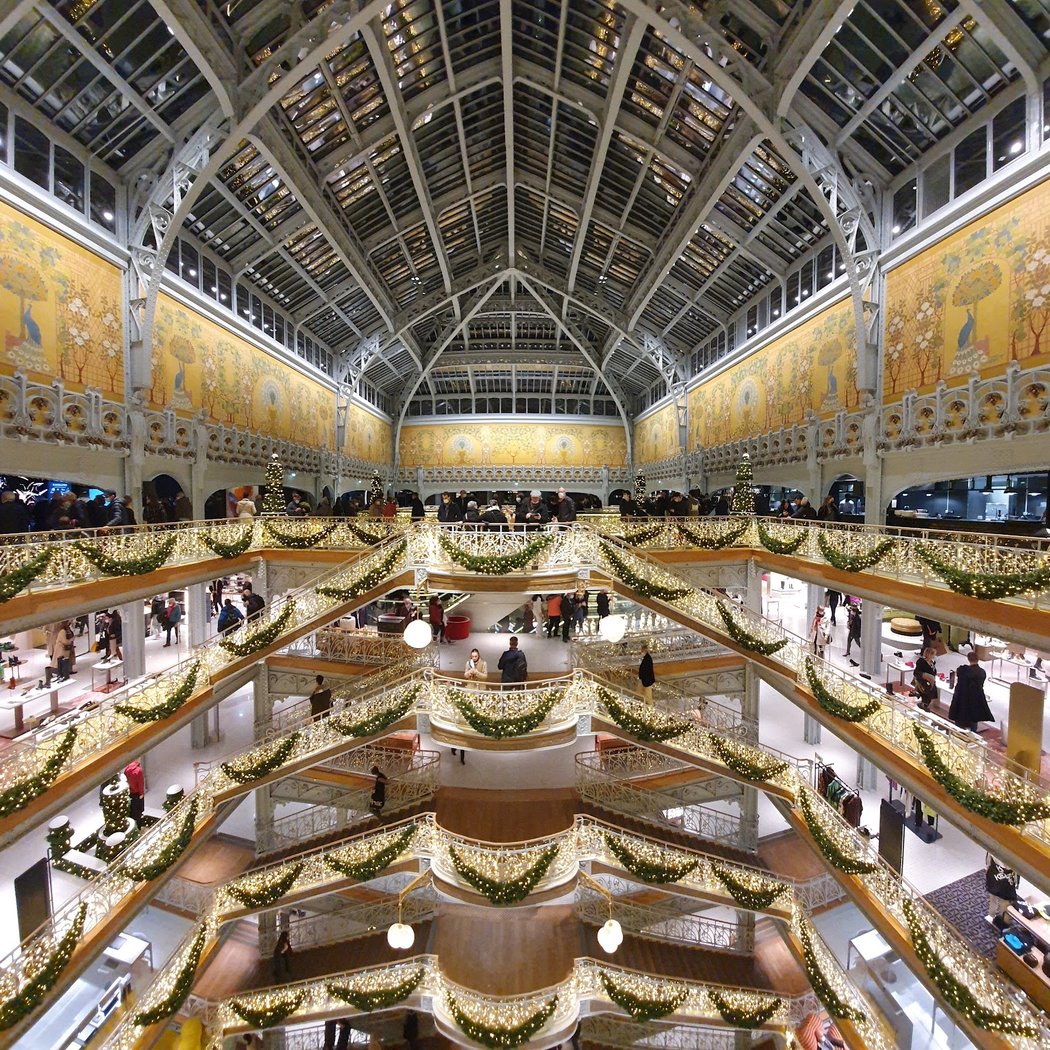 Noël 2024 dans les vitrines des grands magasins 1