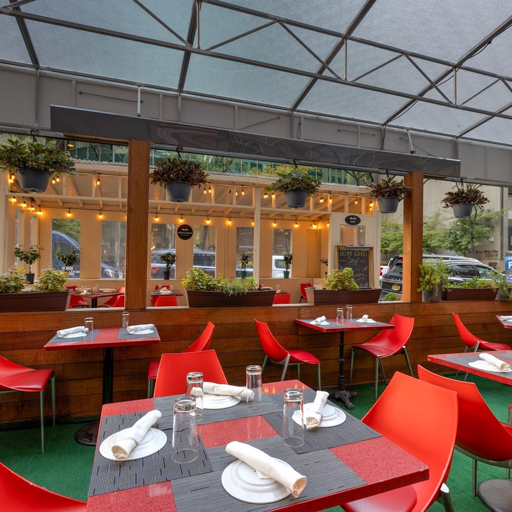 Benny John's Bar and Grill 3