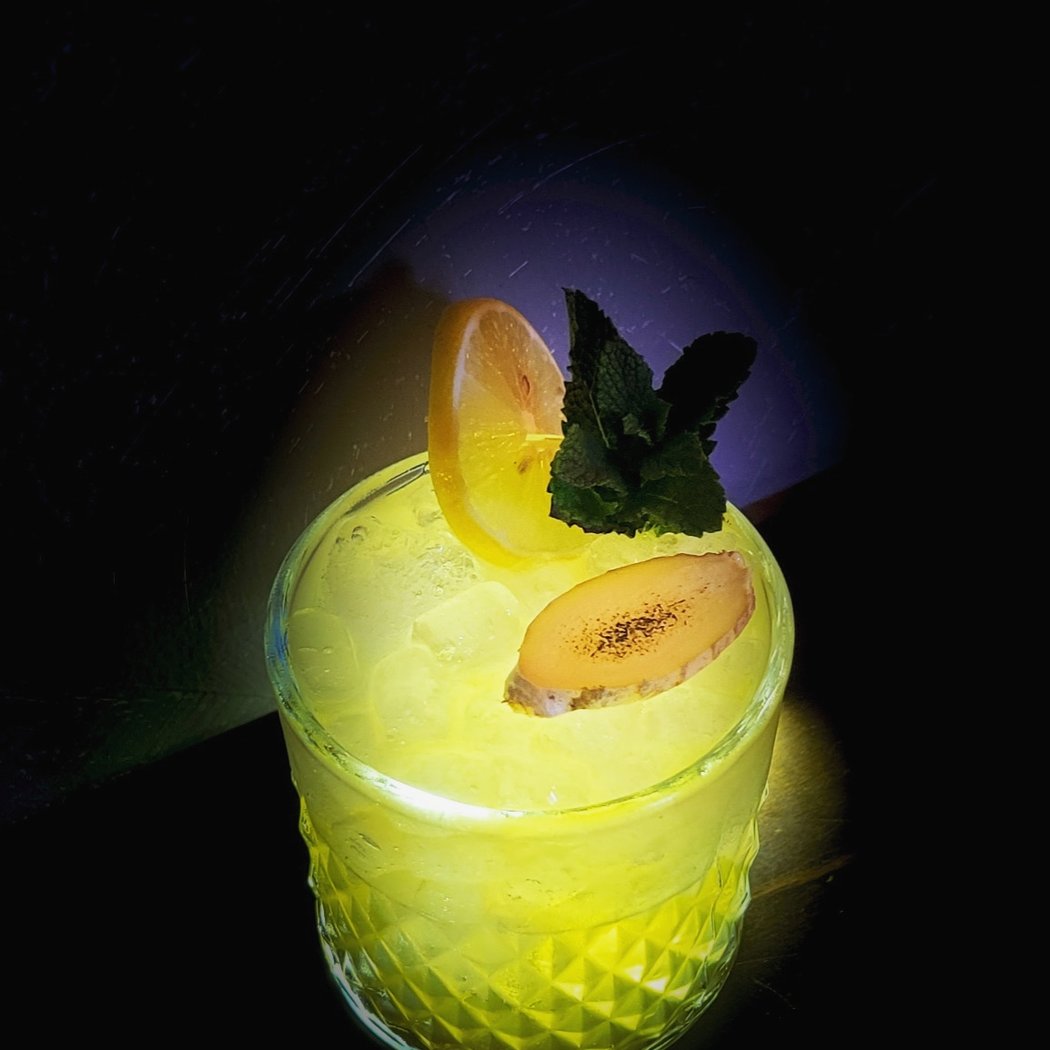2 MONOS BAR & COCTELERIA 1
