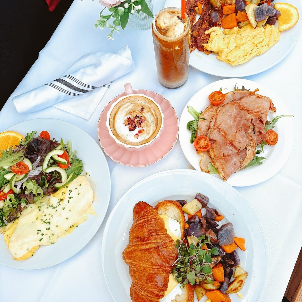 LE BUBBLE BRUNCH & CAFE 3