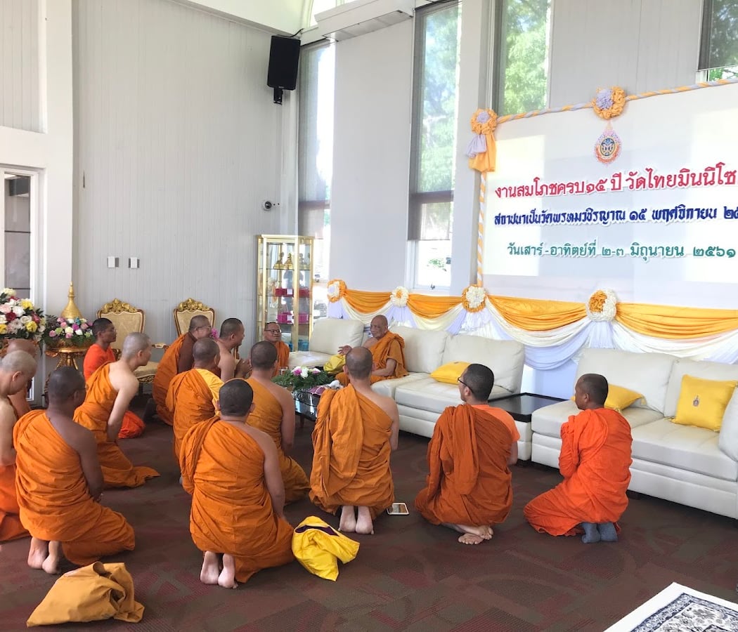 Wat Promwachirayan, Thai Sunday market 3