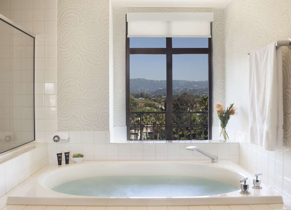Juniper Hotel Cupertino, Curio Collection by Hilton 3