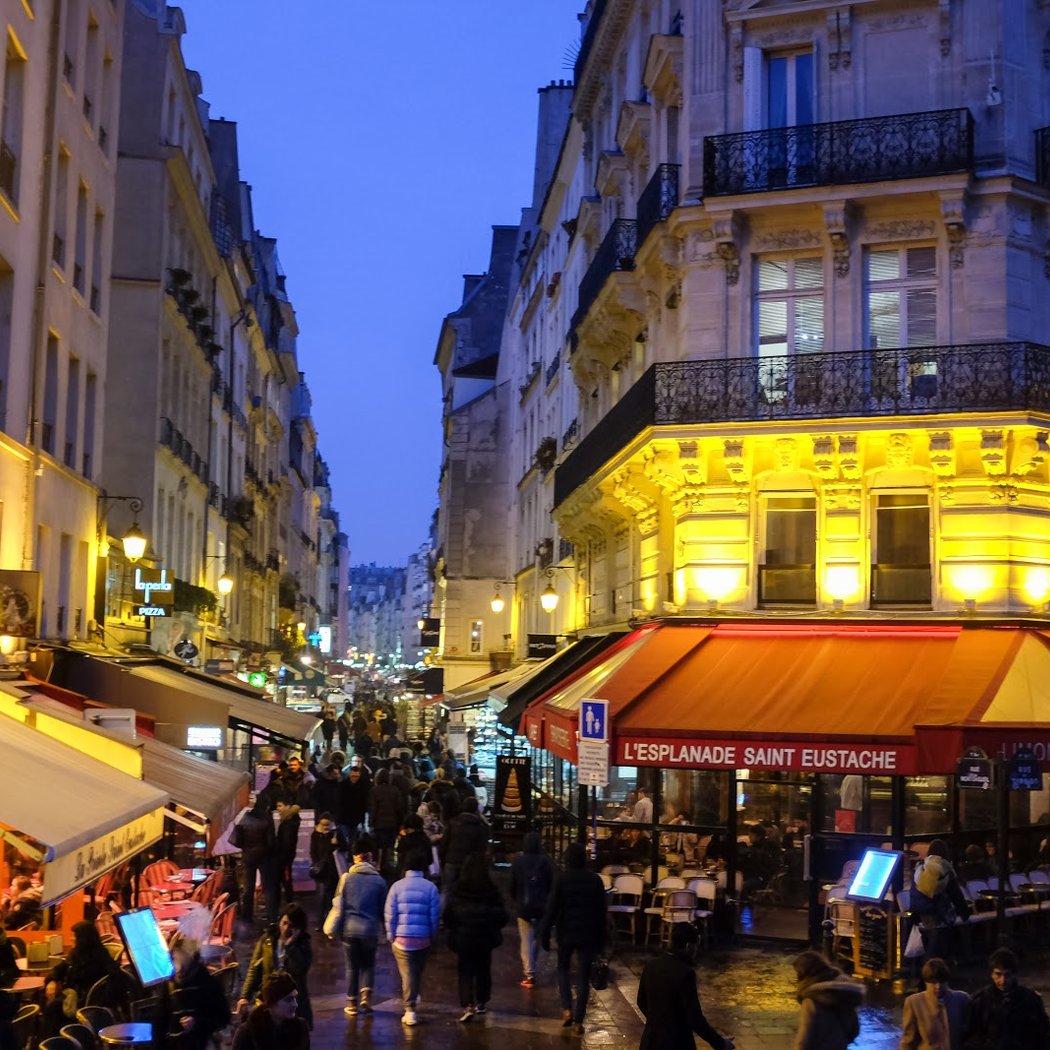 Wander through Boulevard Saint-Michel 1