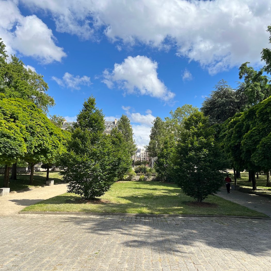 Square Anna de Noailles 2