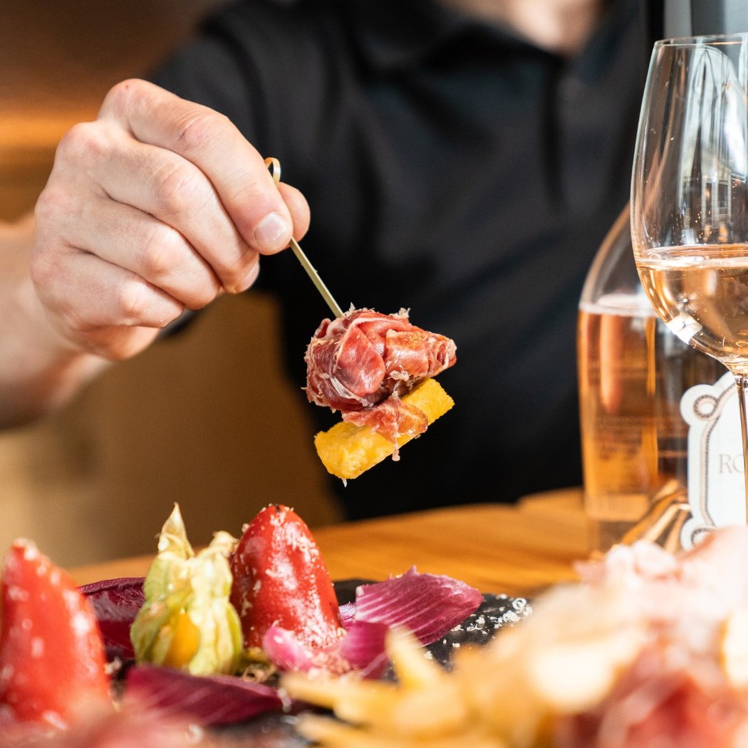 Apéro Square - Bar à Vins & Restaurant 1
