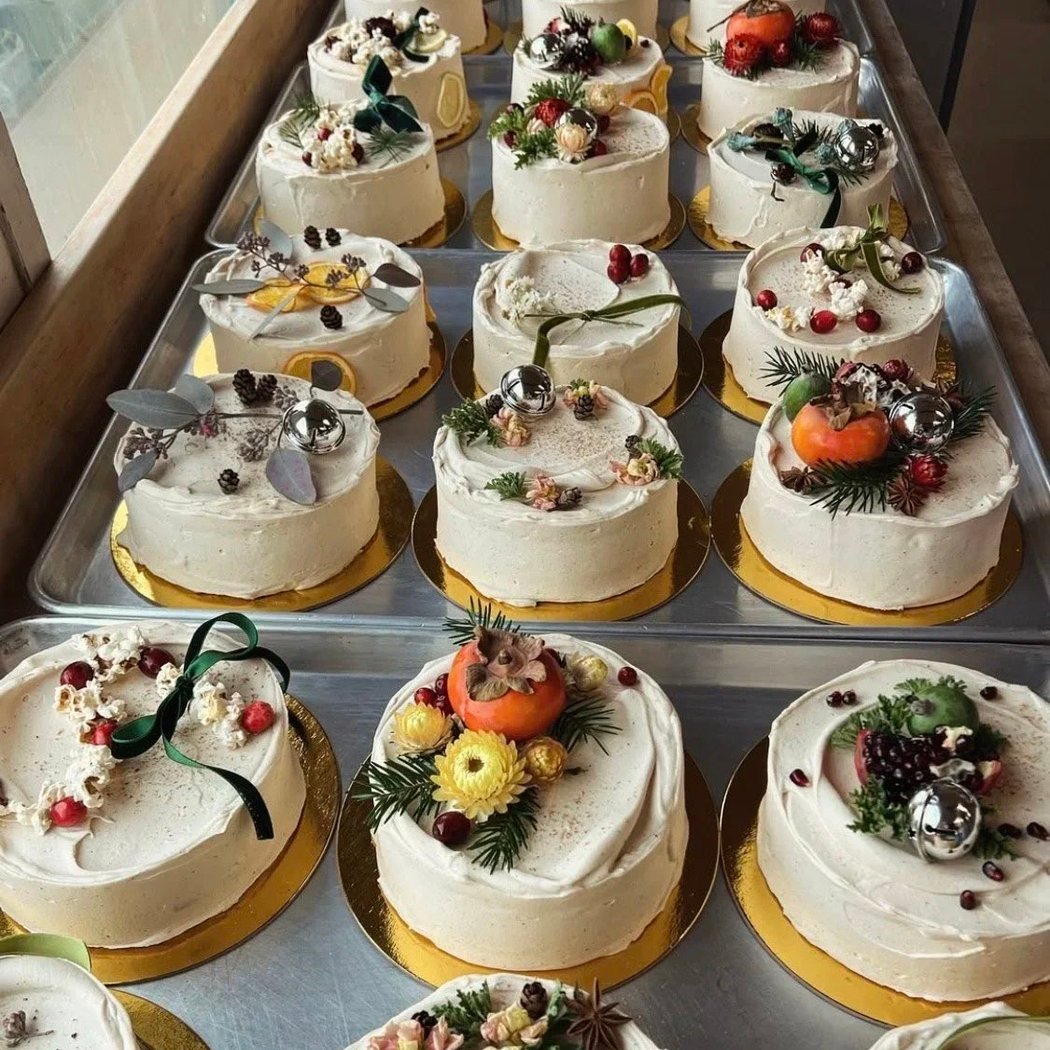 Cake Decorating with Blooms End 1