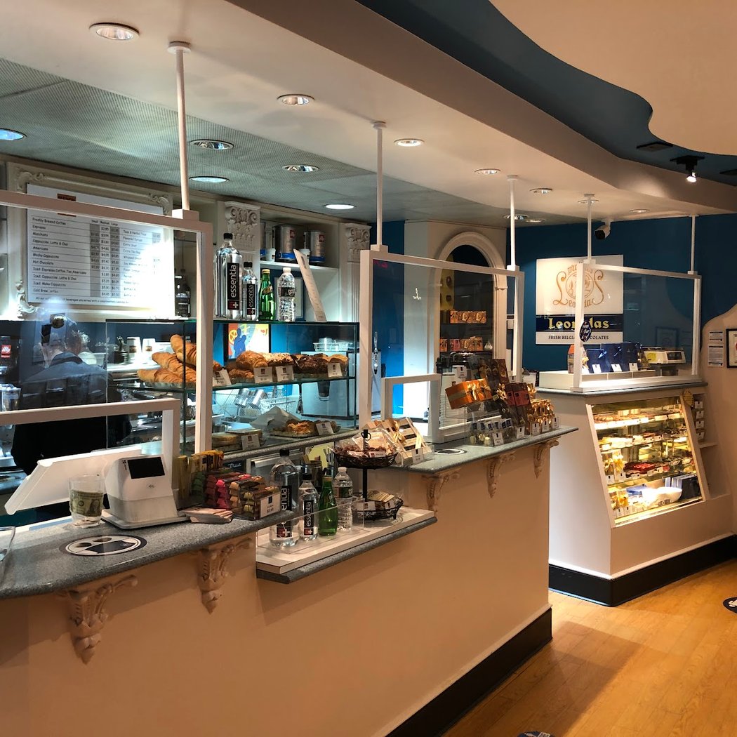 Manon Cafe Leonidas 2