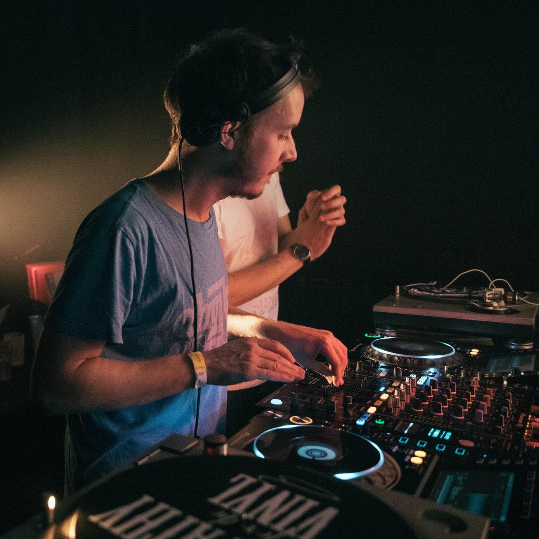 Spectacle + DJ A Bain Public 1