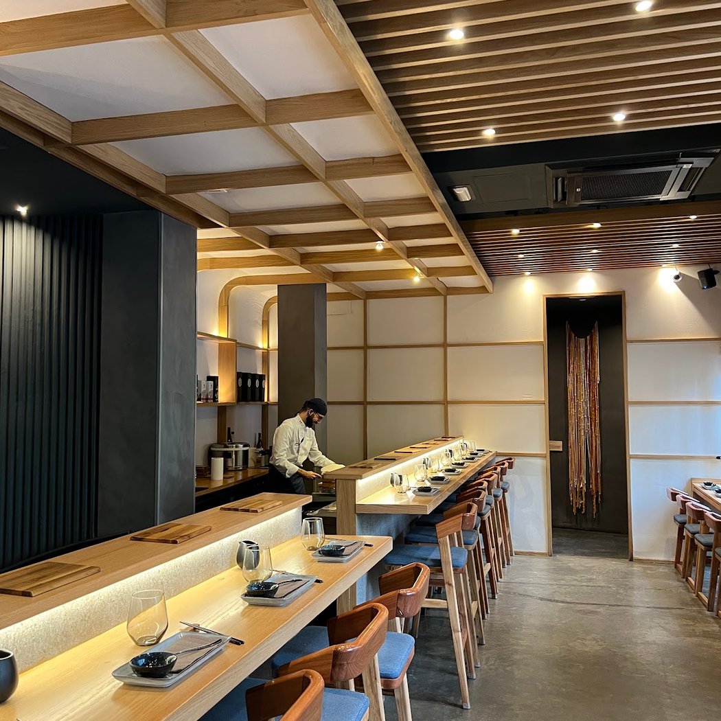 Akiro Hand Roll Bar 2