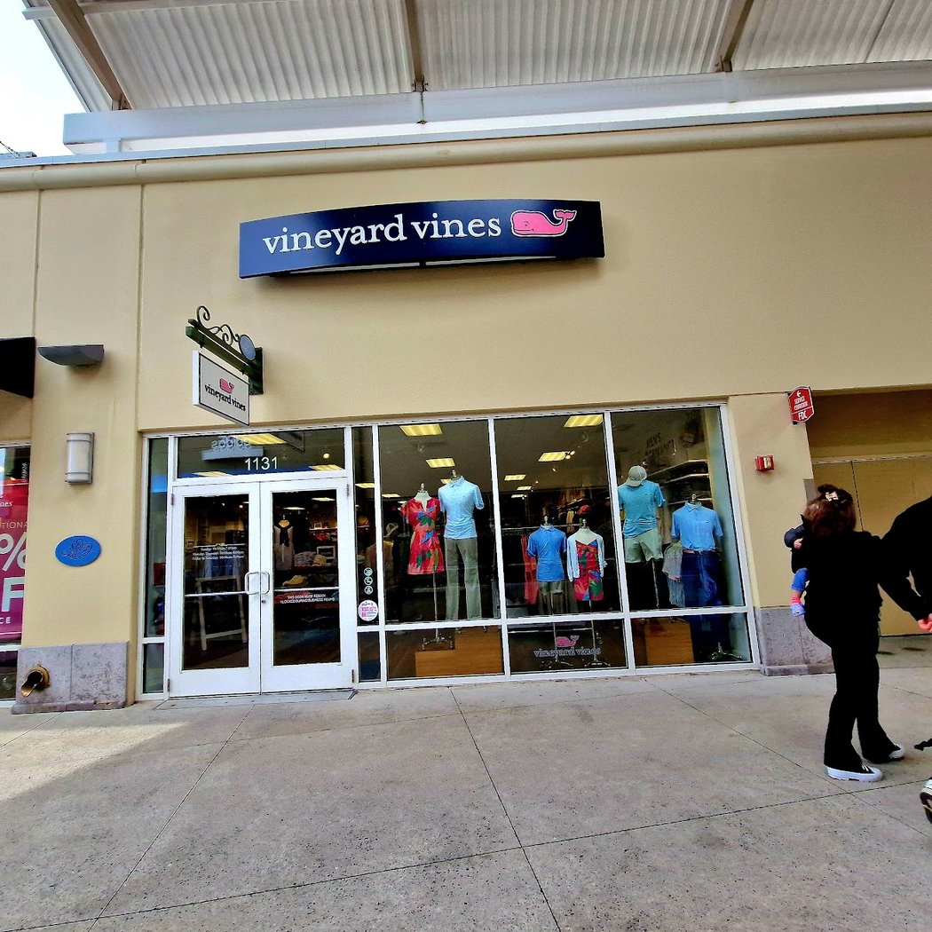 vineyard vines Outlet 2