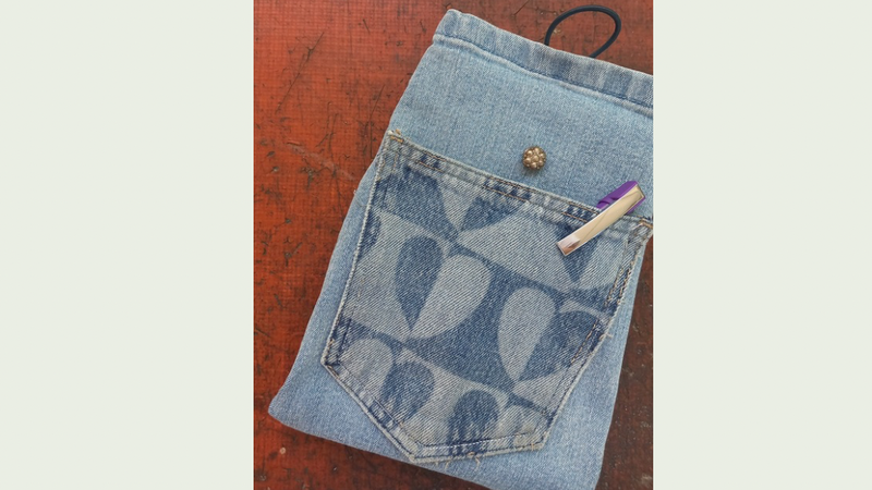 Buchhülle aus Jeansstoff