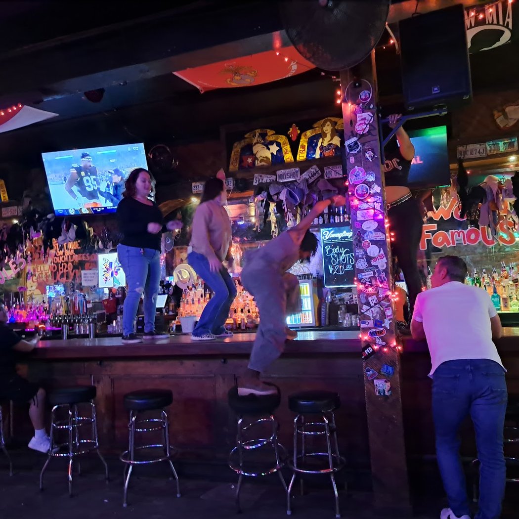 Coyote Ugly Saloon Austin Halloween Bar Crawl 2025 1