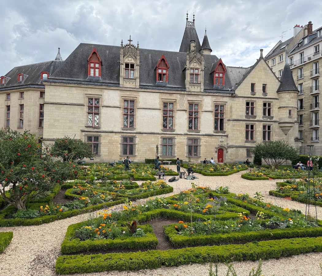 Jardin de l'Hôtel de Sens 1