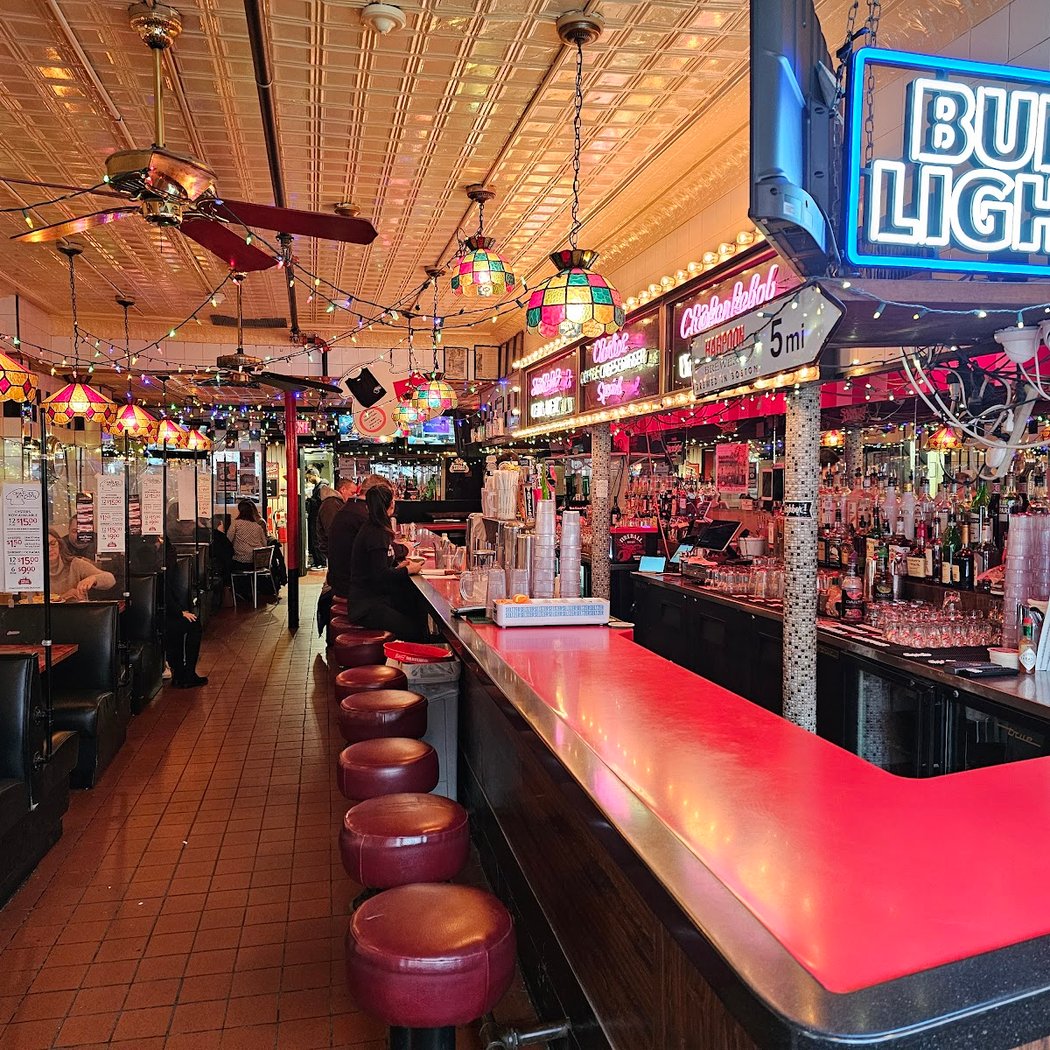 $2 Oysters at Charlie's Kitchen 3
