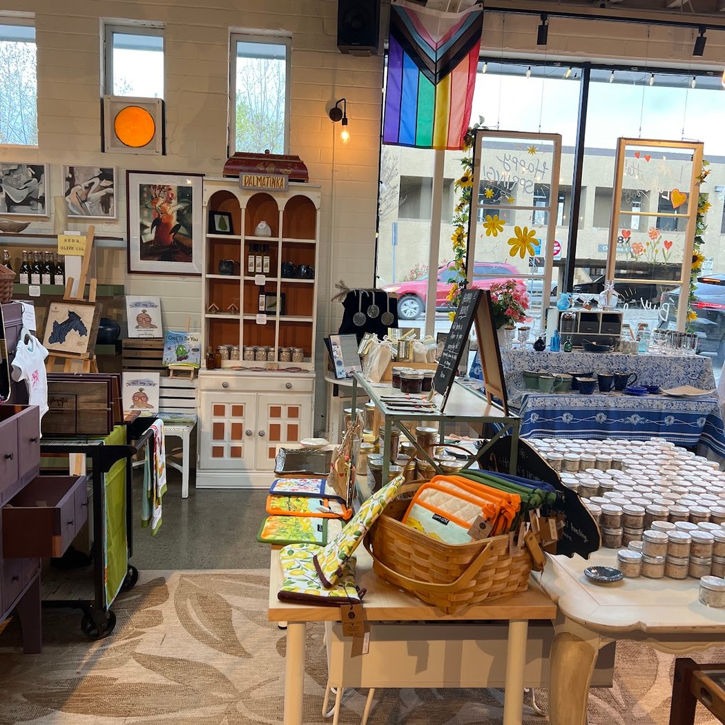 Hollie's Holiday Boutique 3