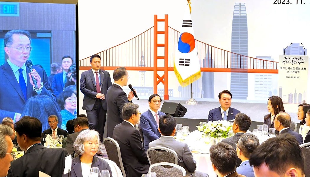 MOU Signing Ceremony with EBS for '위대한 수업, 그레이트 마인즈'