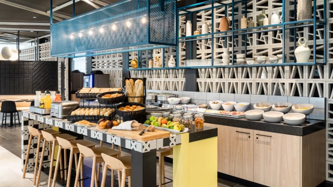Kitchen & Bar at Courtyard by Marriott Paris Créteil 3