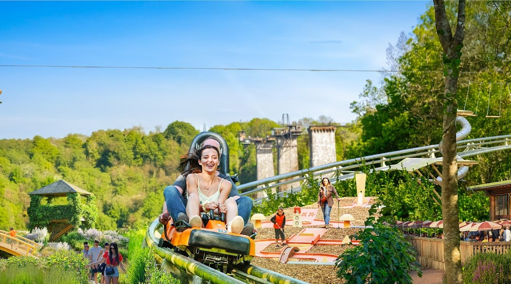 Normandie Luge, Site de loisirs Nature et Sensations, Luge sur rails, Accrobranches, Tyroliennes, Jardin, Minigolf 1