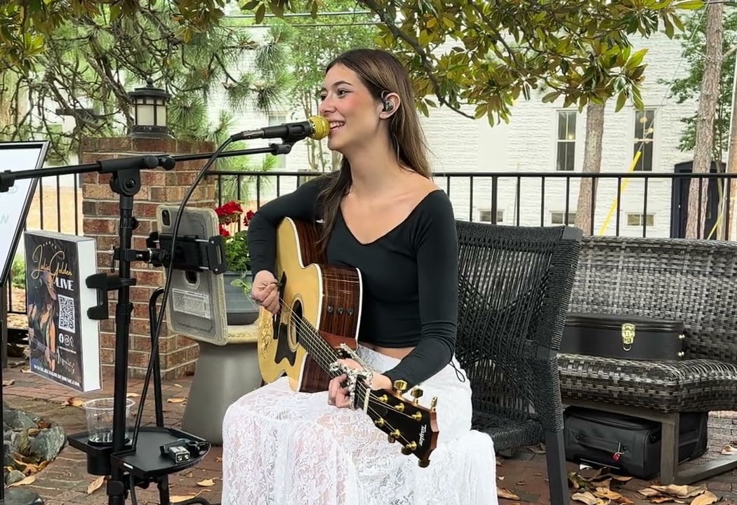 Julia Golden Live 3