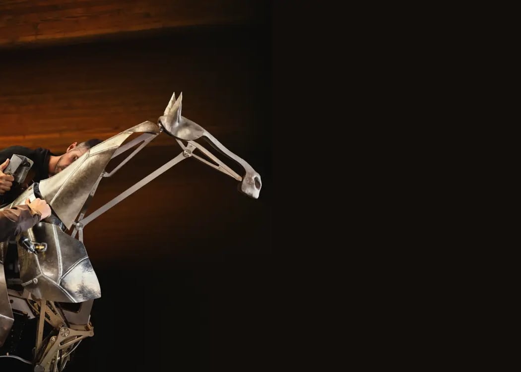 ZEUS, LE CHEVAL MÉTALLIQUE AU MUAM - L'INSTALLATION 1