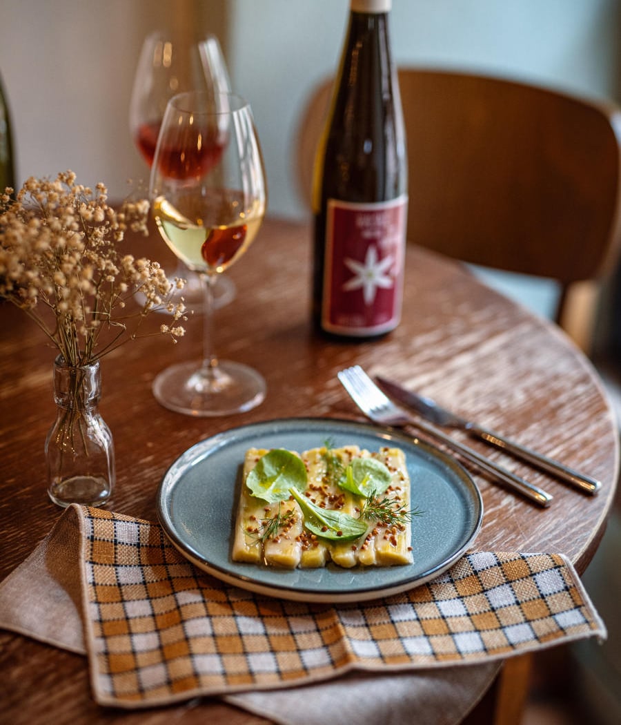 L’Un des Sens | Assiettes gourmandes et canons à partager au bar à vin intimiste du vieux Colmar 1
