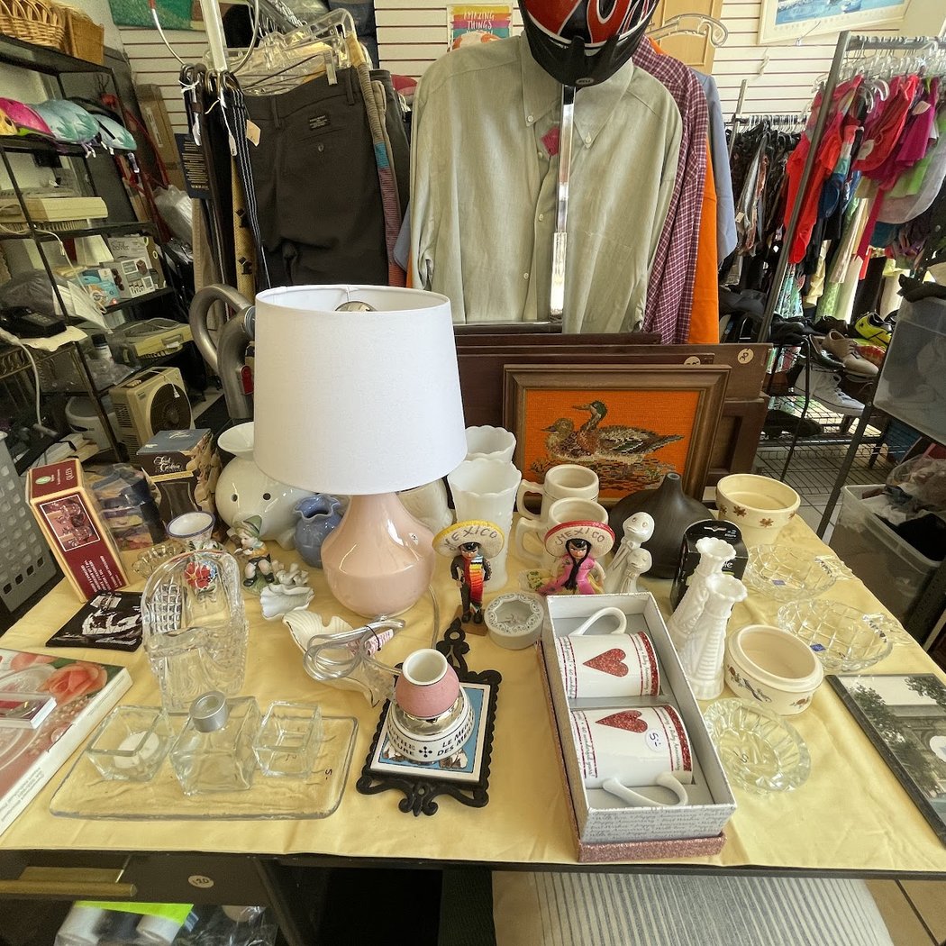Cooparcoiris thrift store 1