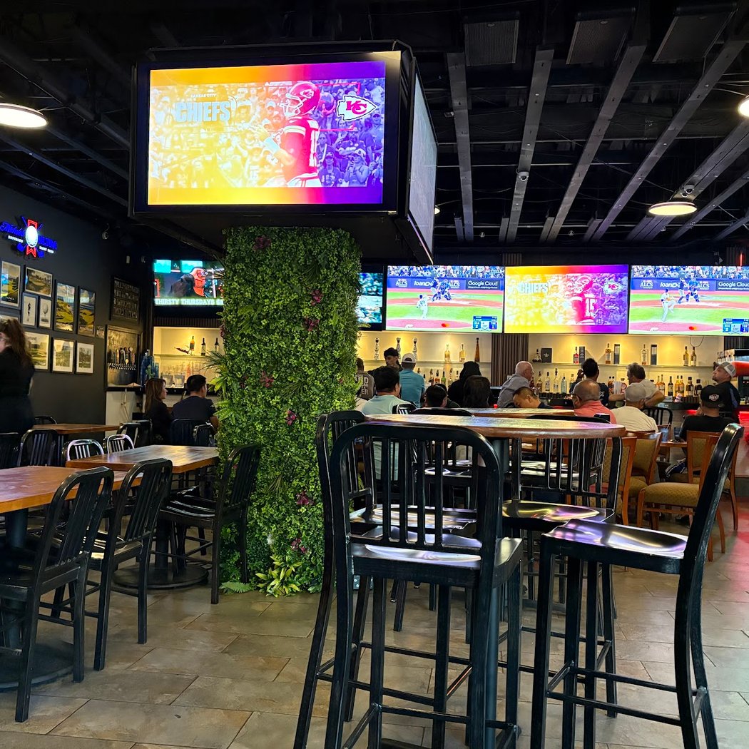 Fairway Zone Sports Bar and Lounge 3