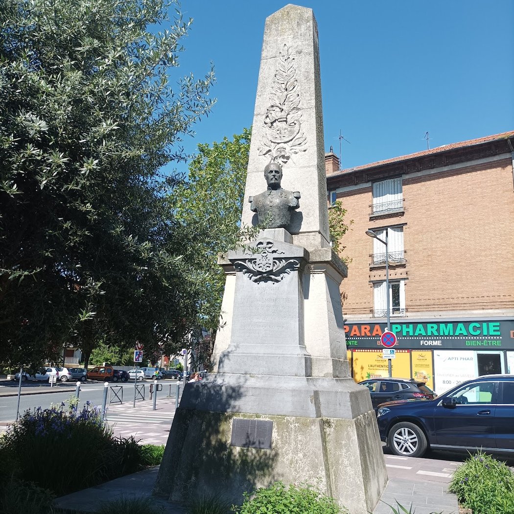 Monument du Général Ladreit de Lacharrière 1