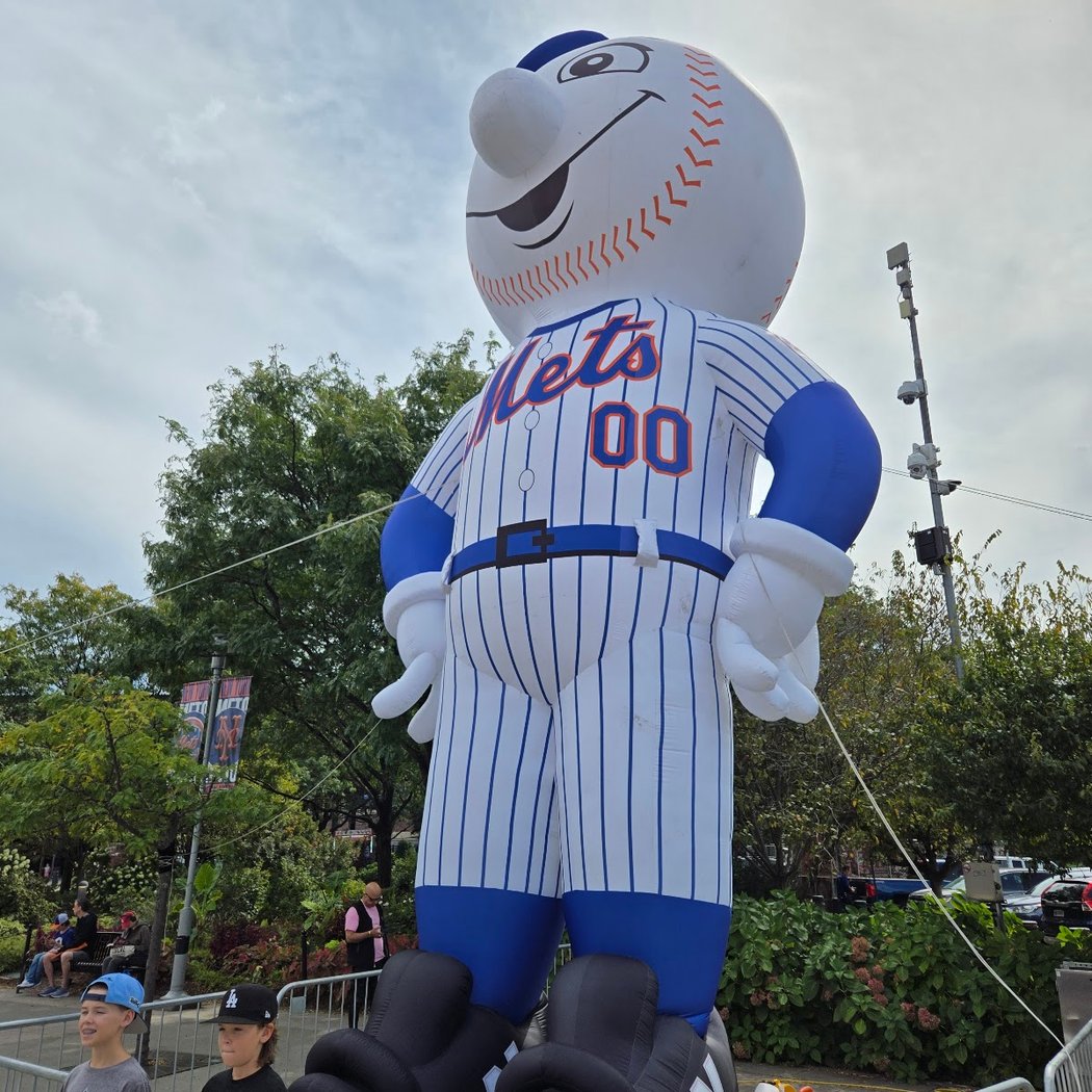Mets Plaza 3