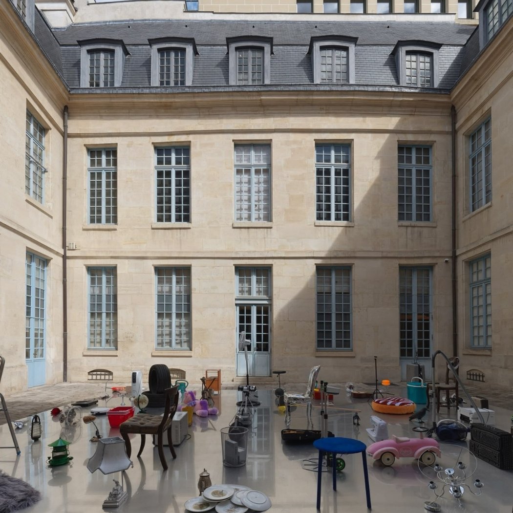 Harry Nuriev's 'vaste nature morte à ciel ouvert' installation