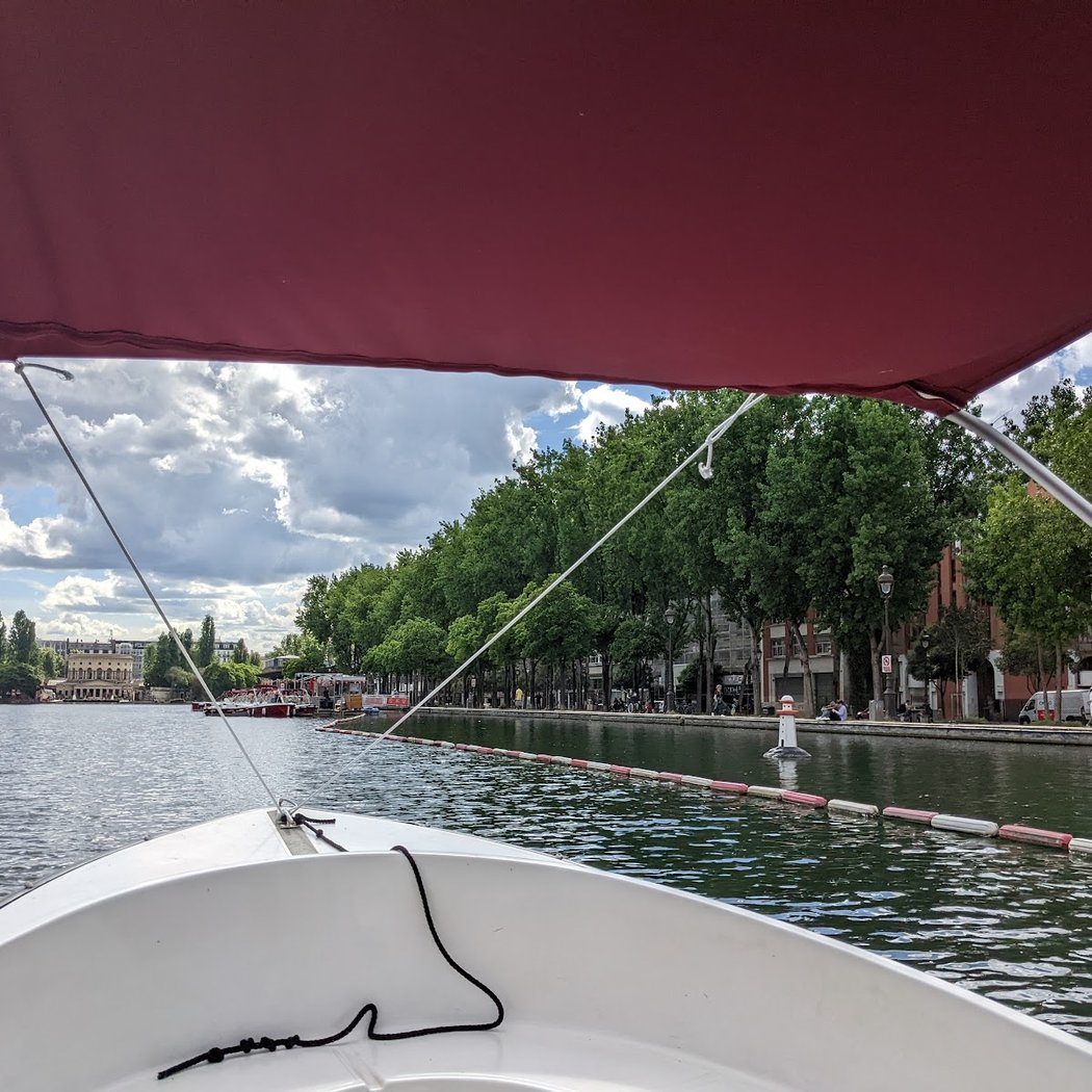 Pédalos, sphères gonflables et bateaux sur le bassin de la Villette 1