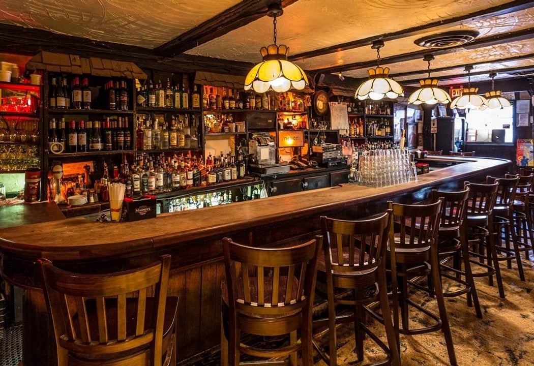 Molly's Shebeen Bar + Restaurant 1