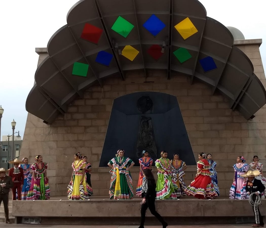 Mariachi Plaza 1