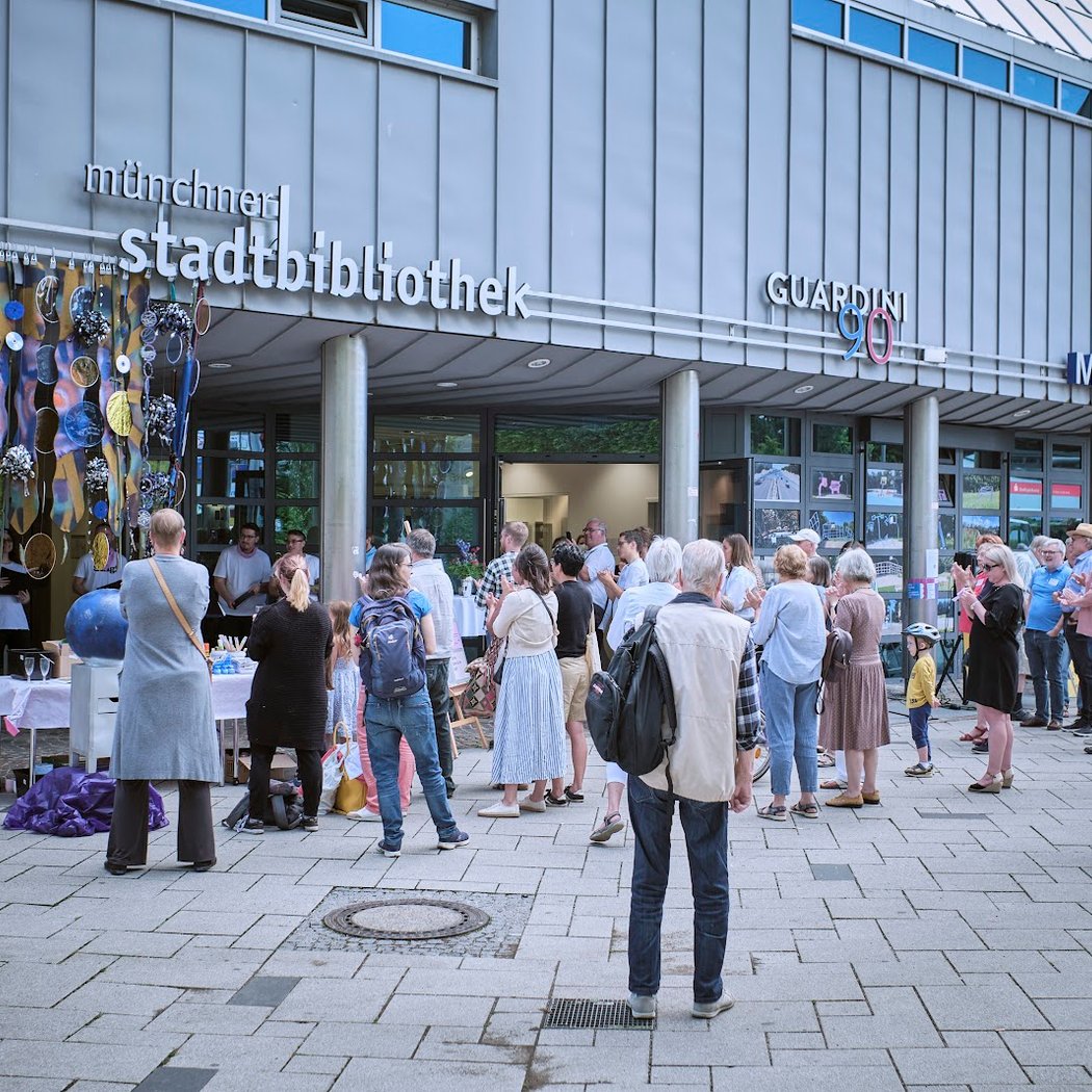 Jubiläumsparade durch Neuhadern 1