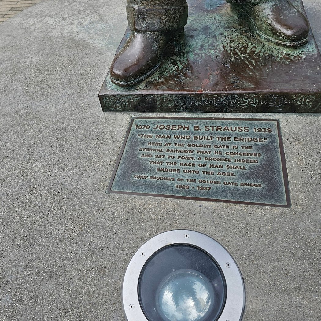 Strauss Statue 3