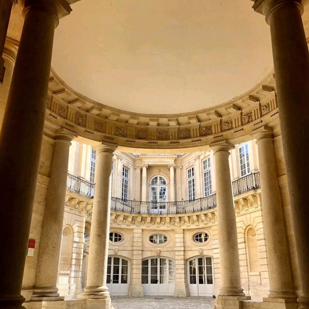 Hôtel de Beauvais 1