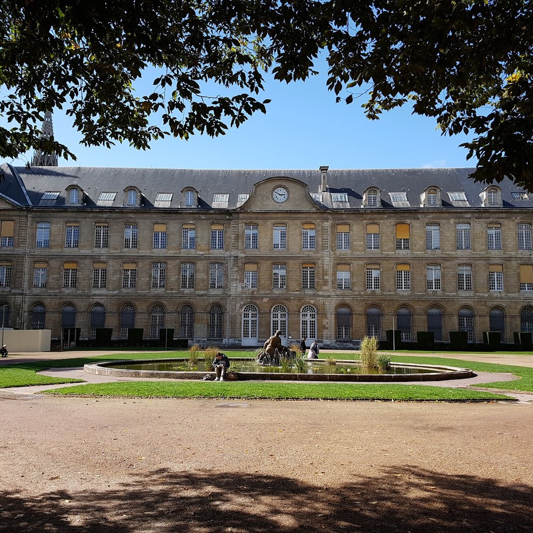 l'Hôtel-de-Ville Garden 2