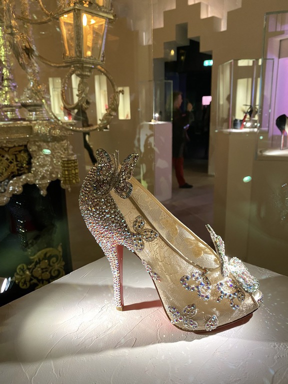 Christian Louboutin - L’Exhibitionniste 2