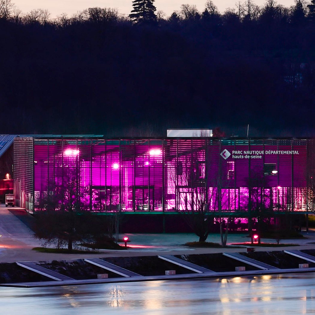 La Maison des Clubs éclairée à l'occasion d'Octobre Rose