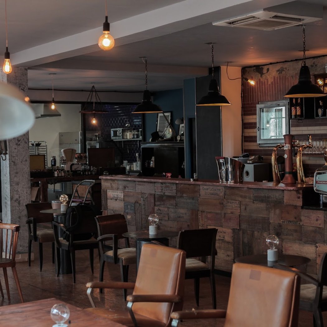 A LA MAISON LOUNGE BAR EPICERIE FINE 1