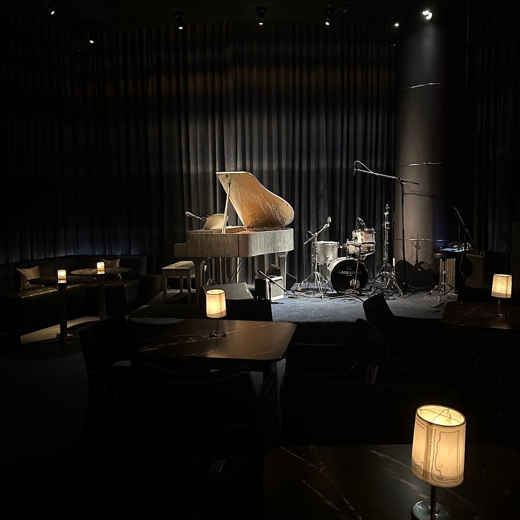 Silver Lining Lounge 3