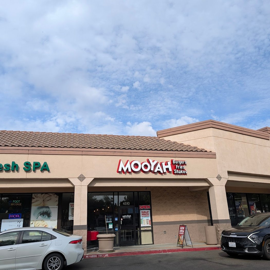 MOOYAH Burgers, Fries & Shakes 2