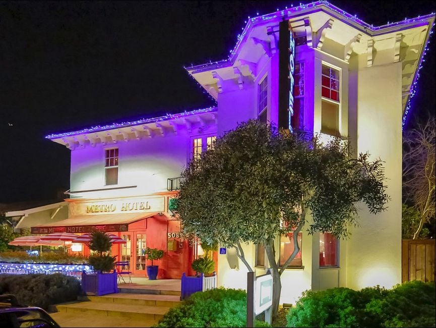 Metro Hotel & Cafe 2