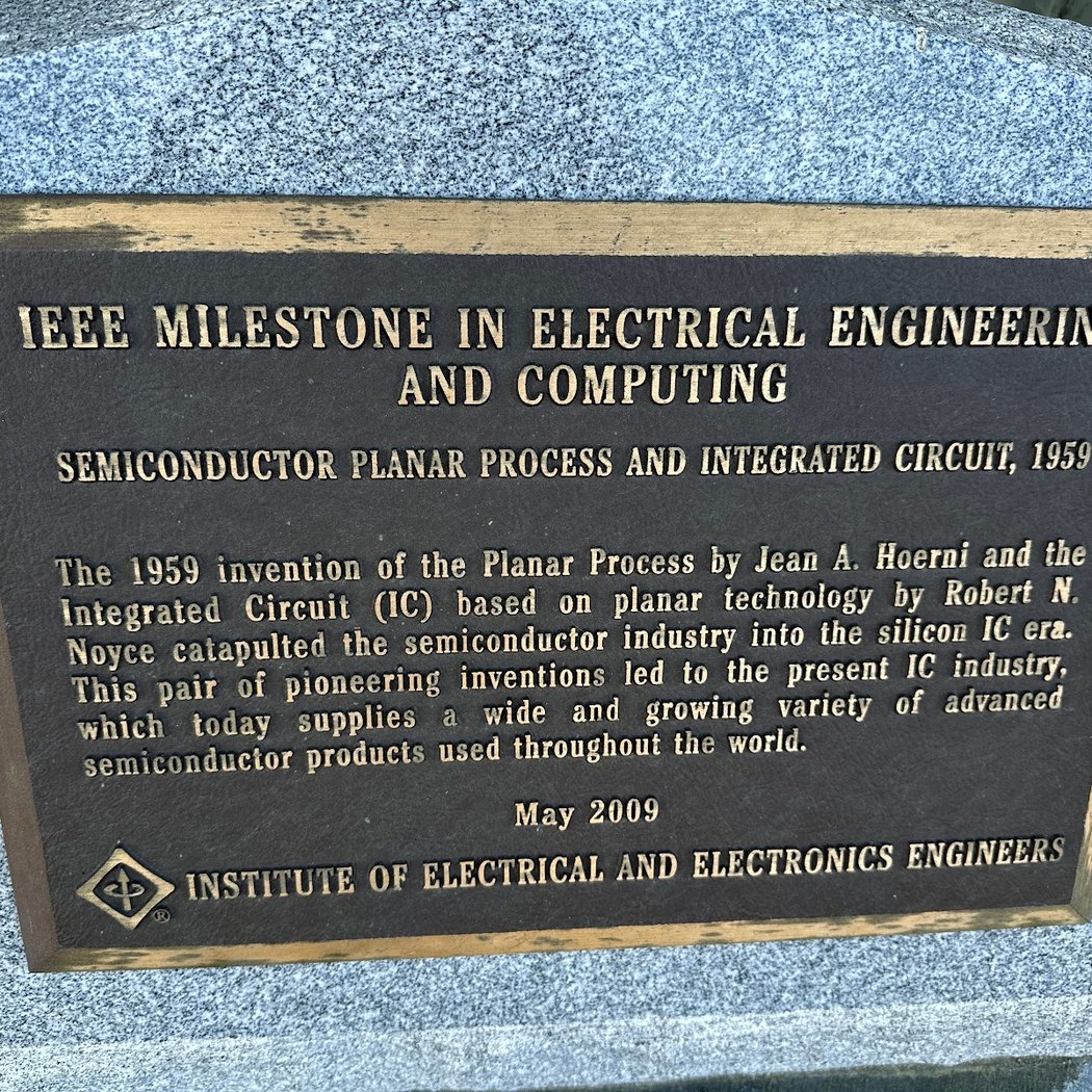 First commercially practicable integrated circuit 2