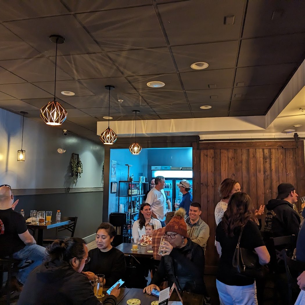 Buzzin On Hops Bottle Shop & Taproom 4