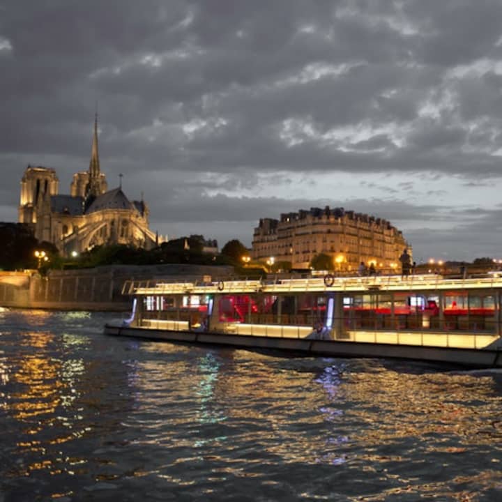 La Seine : Croisière touristique depuis la Tour Eiffel 3