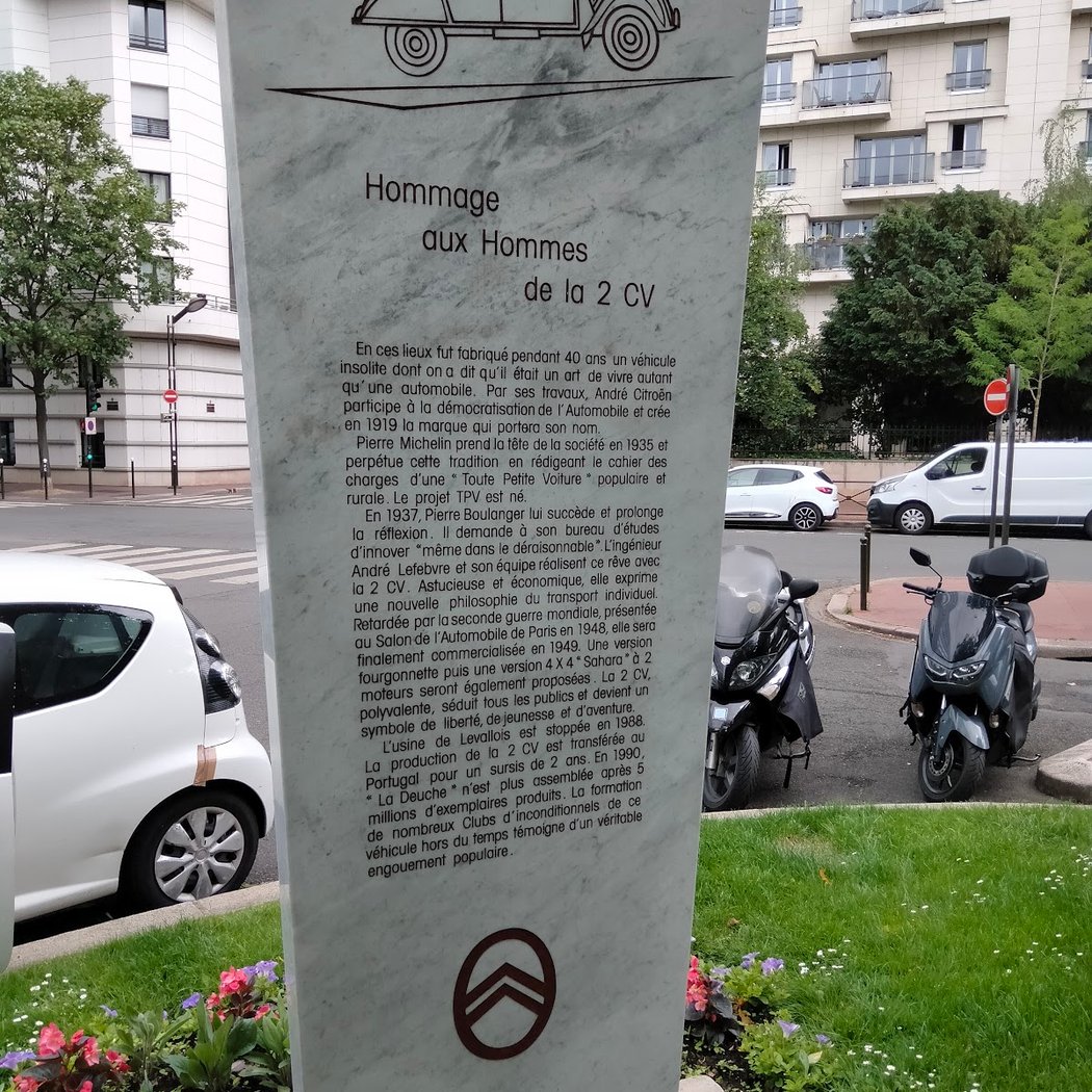 Mémorial d'hommage à la 2CV 2